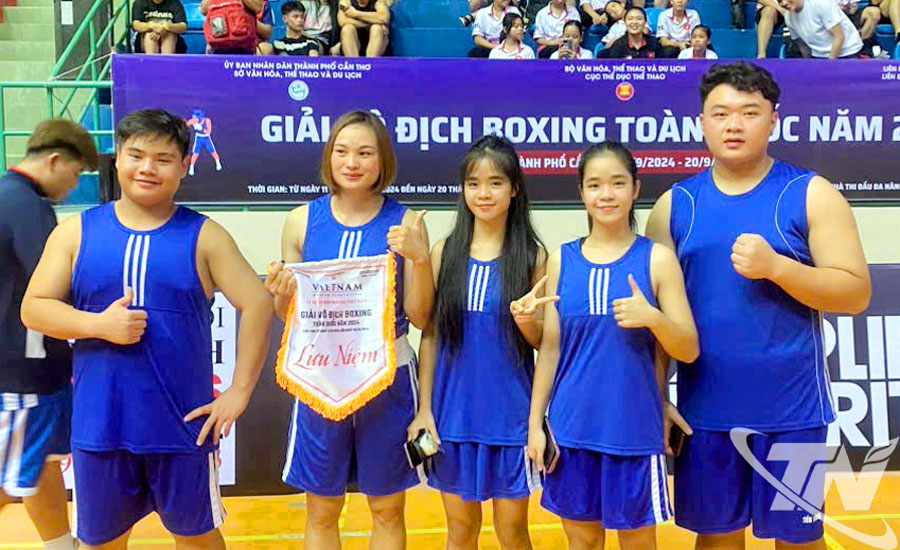 Hoàng Ngọc Phương Trinh và Hoàng Ngọc Phương Uyên (thứ 2 và 3 từ phải vào) cùng đồng đội.