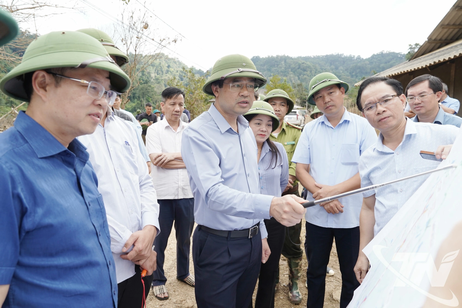 Đồng chí Bí thư Tỉnh ủy Trịnh Xuân Trường khảo sát tình trạng ngập lụt và công tác khắc phục hậu quả thiên tai tại thôn Lủng Siên, xã Vĩnh Thông.