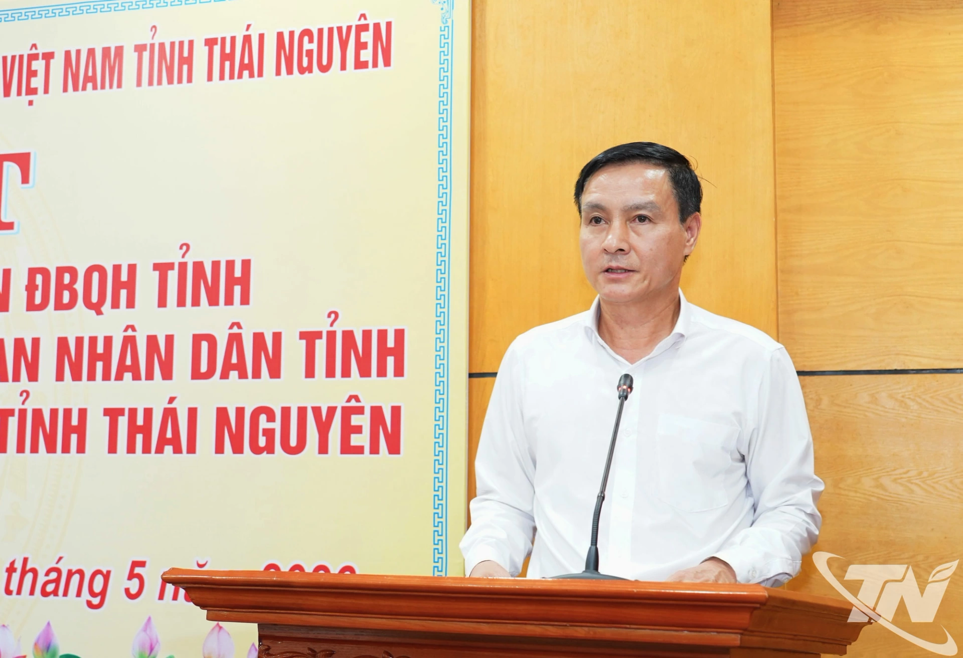 Đồng chí Vũ Duy Hoàng, Ủy viên Ban Thường vụ Tỉnh ủy, Phó Chủ tịch Thường trực Ủy ban MTTQ Việt Nam tỉnh, trình bày báo cáo kết quả thực hiện Quy chế phối hợp công tác giữa Đoàn đại biểu Quốc hội, Thường trực HĐND, UBND và Ban Thường trực Ủy ban MTTQ Việt Nam tỉnh giai đoạn 2021-2026.