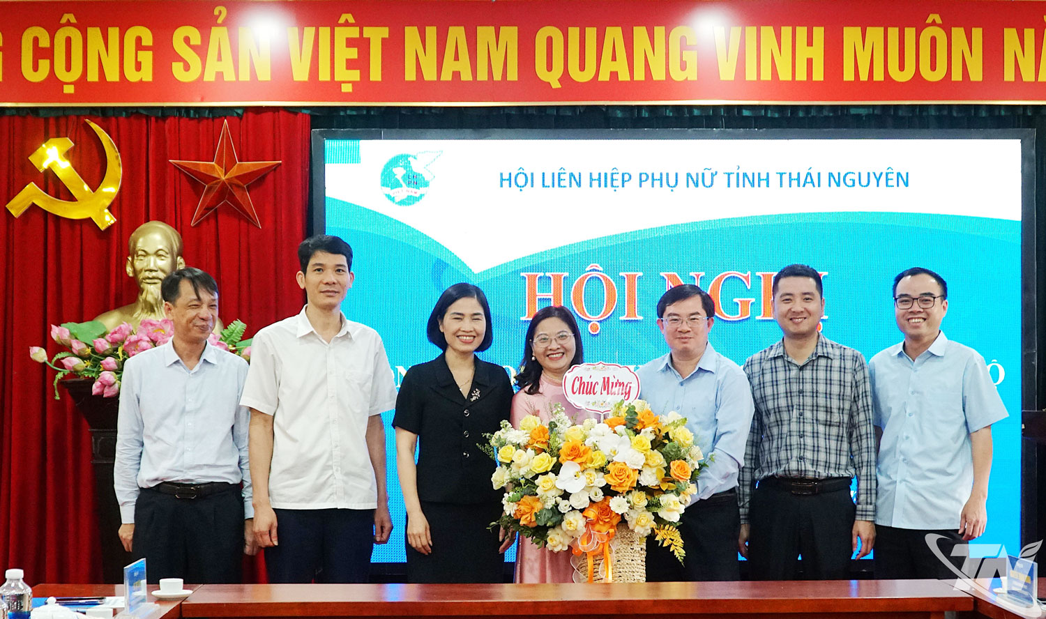 Đồng chí Nguyễn Thành Minh, Ủy viên Ban Thường vụ, Chánh Văn phòng Tỉnh ủy và các đại biểu tặng hoa chúc mừng tân Phó Chủ tịch Hội LHPN tỉnh.