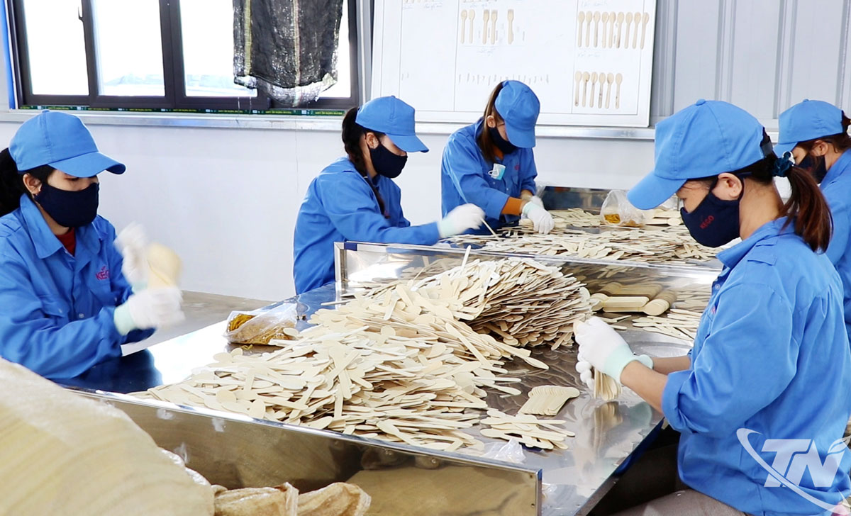 Các doanh nghiệp nhỏ và vừa góp phần giải quyết việc làm cho nhiều lao động địa phương. Trong ảnh: Công nhân làm việc tại một doanh nghiệp chế biến lâm sản xuất khẩu ở Khu công nghiệp Thanh Bình.