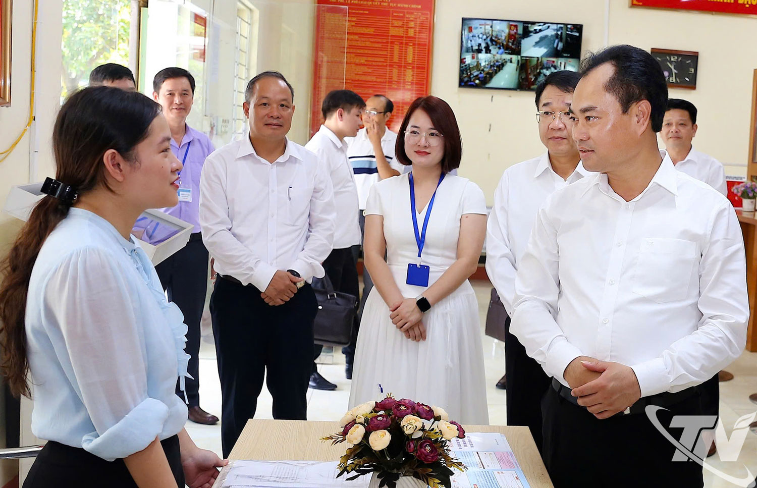 Đồng chí Bí thư Tỉnh ủy Trịnh Việt Hùng trao đổi với người dân đến làm thủ tục hành chính tại Trung tâm Phục vụ hành chính công phường Bắc Kạn