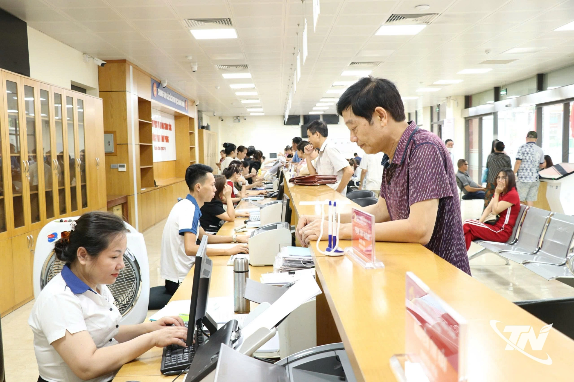 Việc vận hành chính quyền địa phương hai cấp góp phần rút ngắn thời gian giải quyết thủ tục hành chính, nâng cao chất lượng phục vụ, mang lại nhiều thuận lợi cho người dân và doanh nghiệp. Trong ảnh: Người dân giải quyết thủ tục hành chính tại Trung tâm Phục vụ hành chính công phường Phan Đình Phùng.
