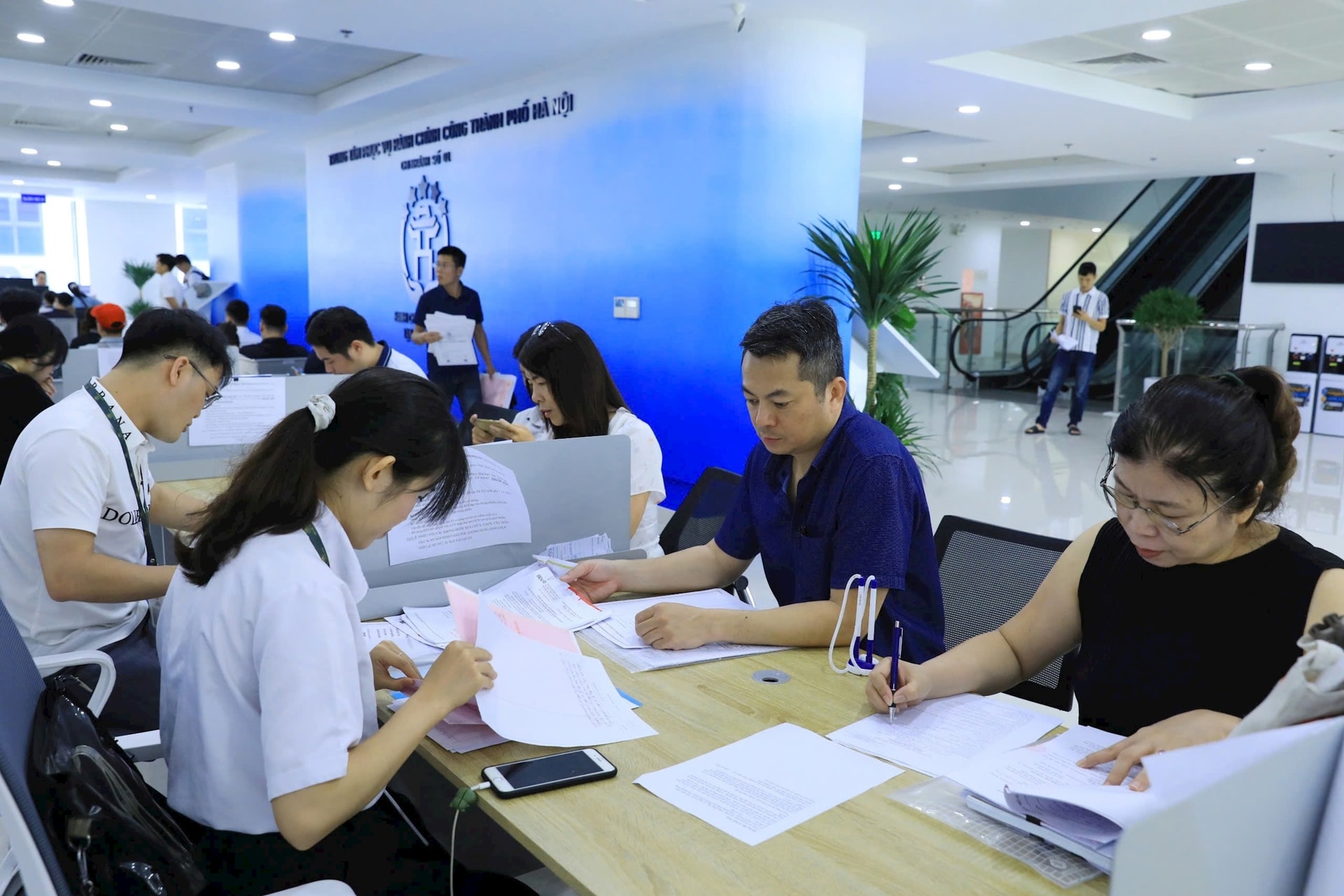 C&aacute;n bộ, c&ocirc;ng chức, vi&ecirc;n chức, người lao động thi đua thực hiện văn h&oacute;a c&ocirc;ng sở v&agrave; nơi c&ocirc;ng cộng.