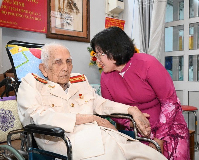 Phó Bí thư Thành ủy TPHCM Văn Thị Bạch Tuyết thăm hỏi sức khỏe đồng chí Trần Quang Minh. Ảnh: VIỆT DŨNG