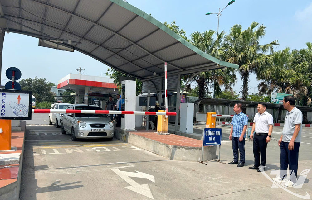 Lãnh đạo Sở Xây dựng kiểm tra thực tế tại Bến xe khách trung tâm thành phố Thái Nguyên.