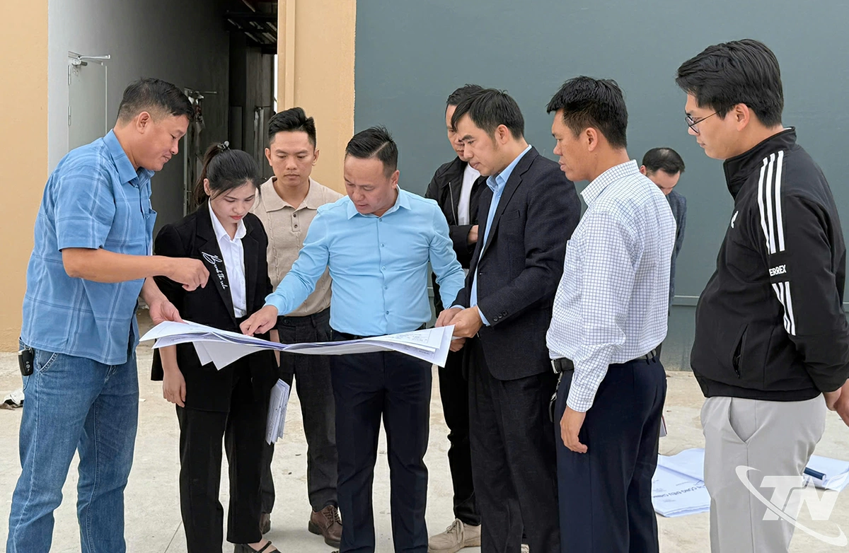 Đoàn cán bộ của Sở Xây dựng làm việc với chủ đầu tư để nghiệm thu công trình.