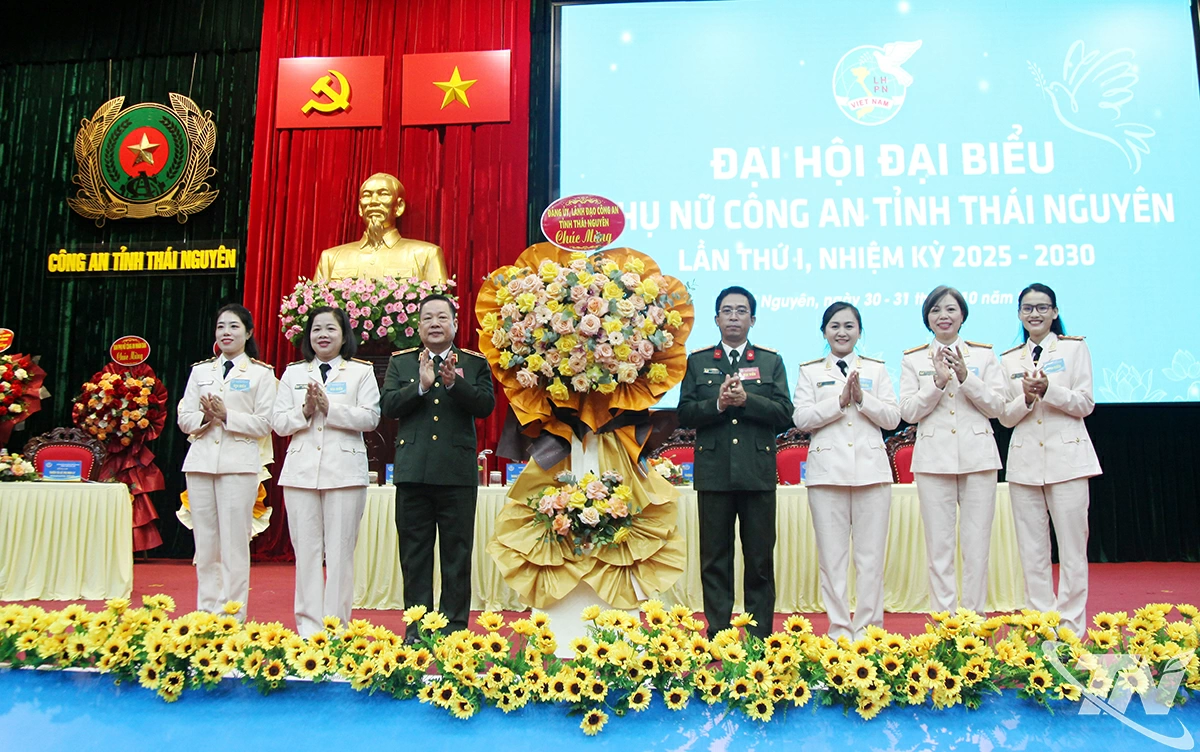 Đảng ủy, lãnh đạo Công an tỉnh tặng hoa chúc mừng Đại hội.