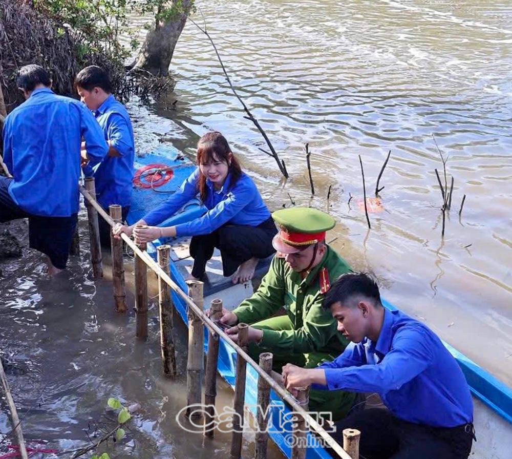 Đoàn viên thanh niên Xã đoàn Đầm Dơi tham gia làm bờ kè chống sạt lở.