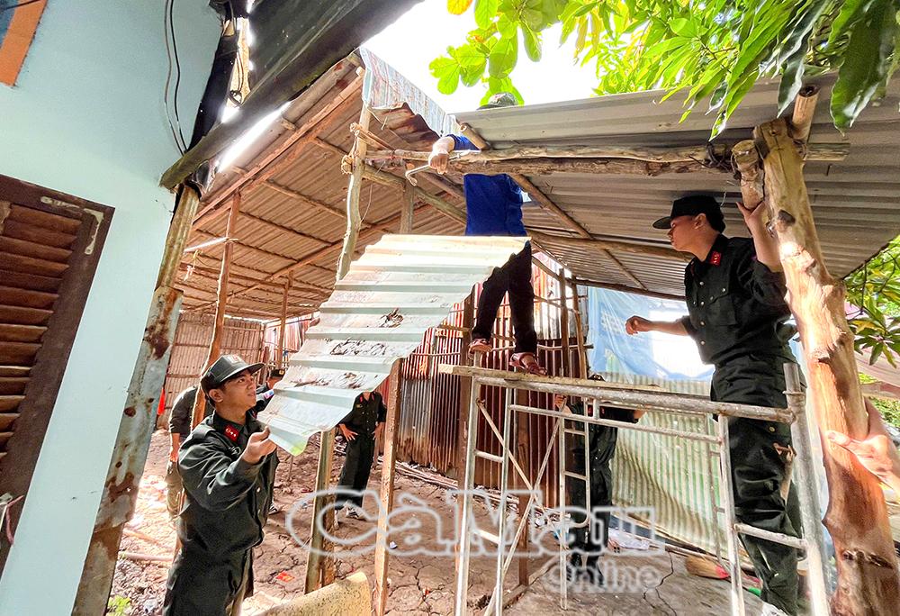 Giúp dân sửa lại nếp nhà để an cư trong mùa mưa bão và thời gian về sau.