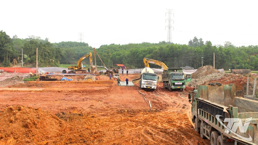 Đơn vị đang đẩy nhanh tiến độ thi công. ảnh: T.L