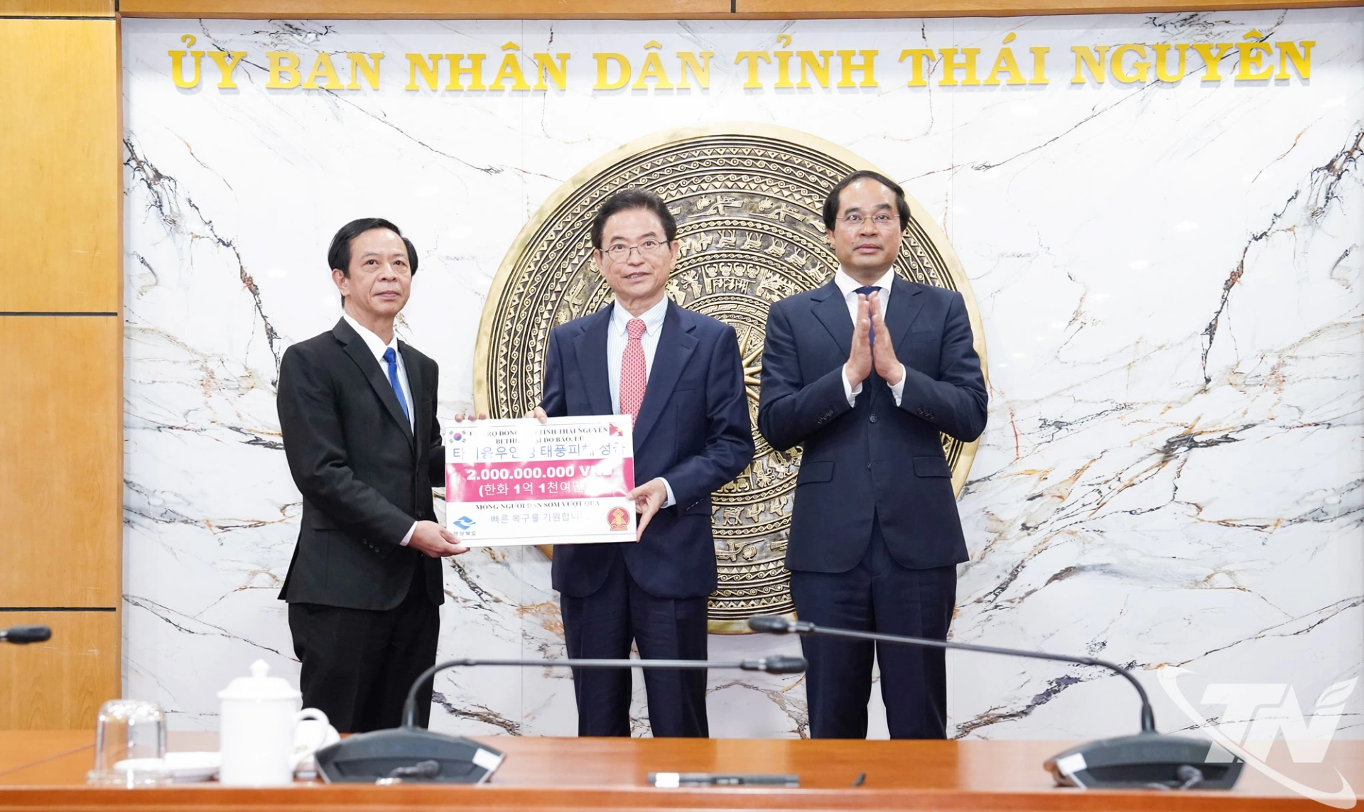 Ngài Lee Cheol Woo trao tặng 2 tỷ đồng hỗ trợ tỉnh Thái Nguyên khắc phục hậu quả mưa lũ.