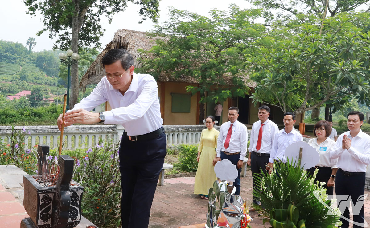 PGS.TS Đoàn Minh Huấn, Ủy viên Trung ương Đảng, Phó Giám đốc Thường trực Học viện, dâng hương tại Di tích.