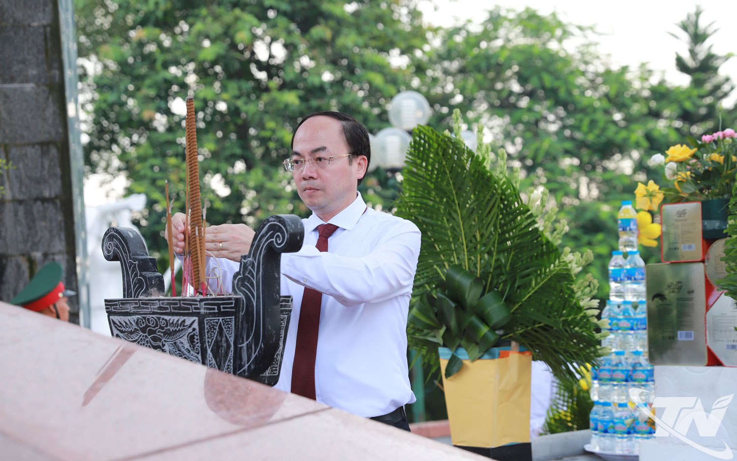 Đồng chí Nguyễn Đăng Bình, Phó Bí thư Thường trực Tỉnh ủy, Chủ tịch HĐND tỉnh, dâng hương.