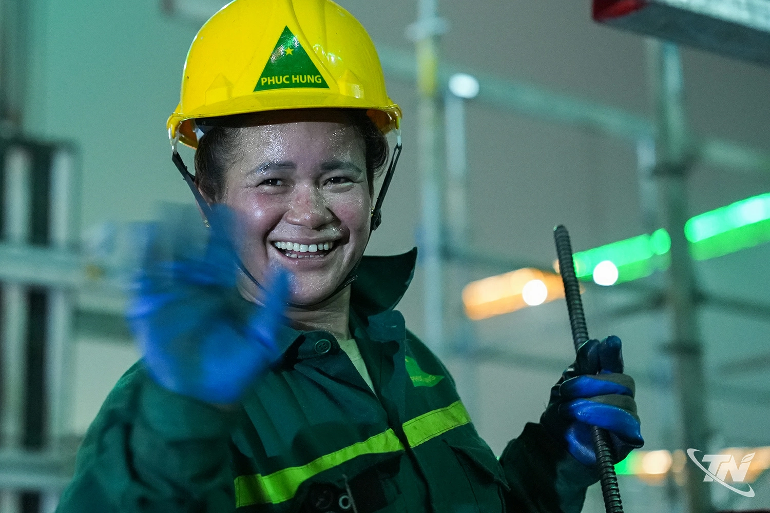 Chị Lò Thị Thương, công nhân ghép cốp pha cho rằng, làm việc buổi tối có thể giảm áp lực nắng nóng trong mùa hè.