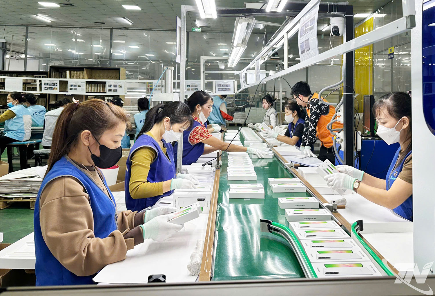 Sản xuất vỏ bao bì điện thoại tại Công ty TNHH Doosun Việt Nam, Cụm công nghiệp Nguyên Gon (phường Sông Công).