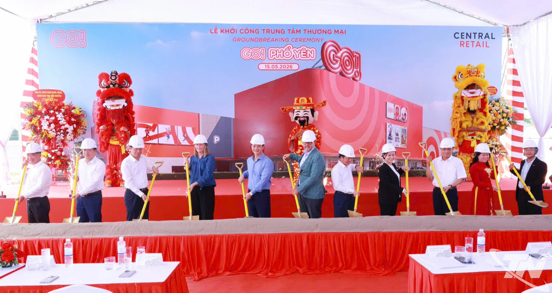 Các đồng chí lãnh đạo tỉnh Thái Nguyên và đại biểu thực hiện nghi thức khởi công Trung tâm thương mại GO! Phổ Yên.
