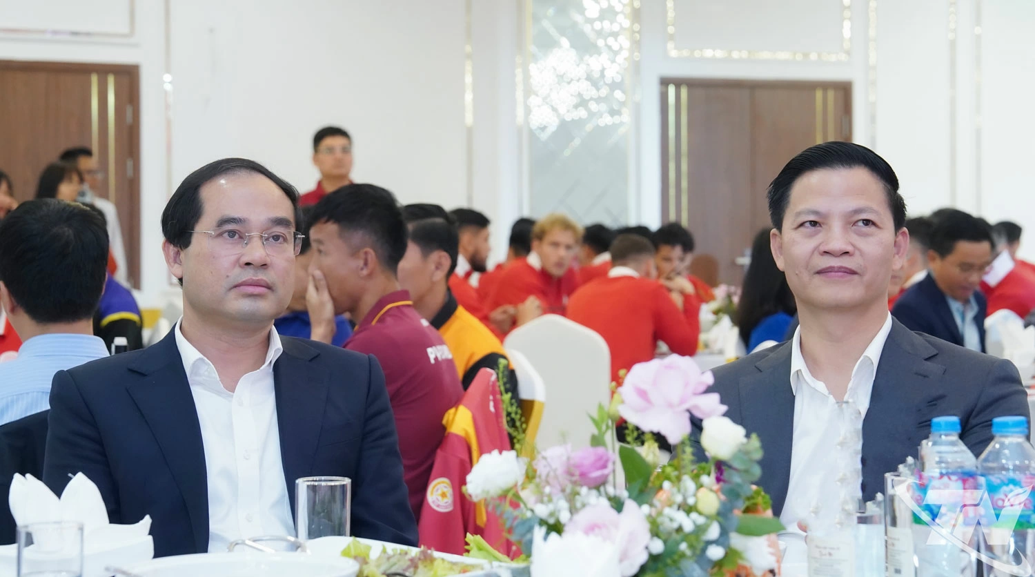 Đồng ch&iacute; B&iacute; thư Tỉnh ủy Trịnh Xu&acirc;n Trường v&agrave; đồng ch&iacute; Chủ tịch UBND tỉnh dự buổi gặp mặt.