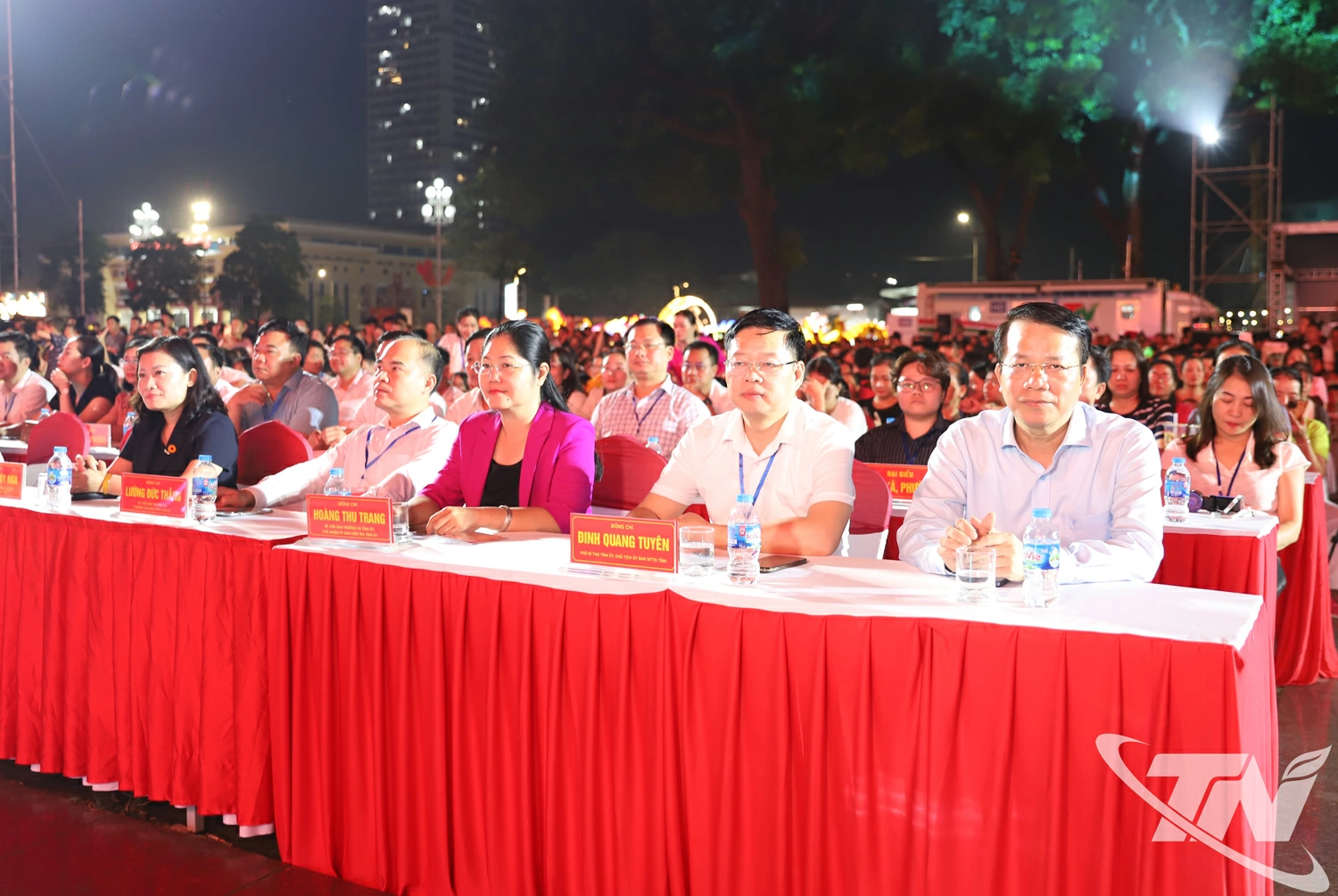 Đồng chí Đinh Quang Tuyên, Phó Bí thư Tỉnh ủy, Chủ tịch Ủy ban MTTQ Việt Nam tỉnh dự chương trình tại Quảng trường Võ Nguyên Giáp.