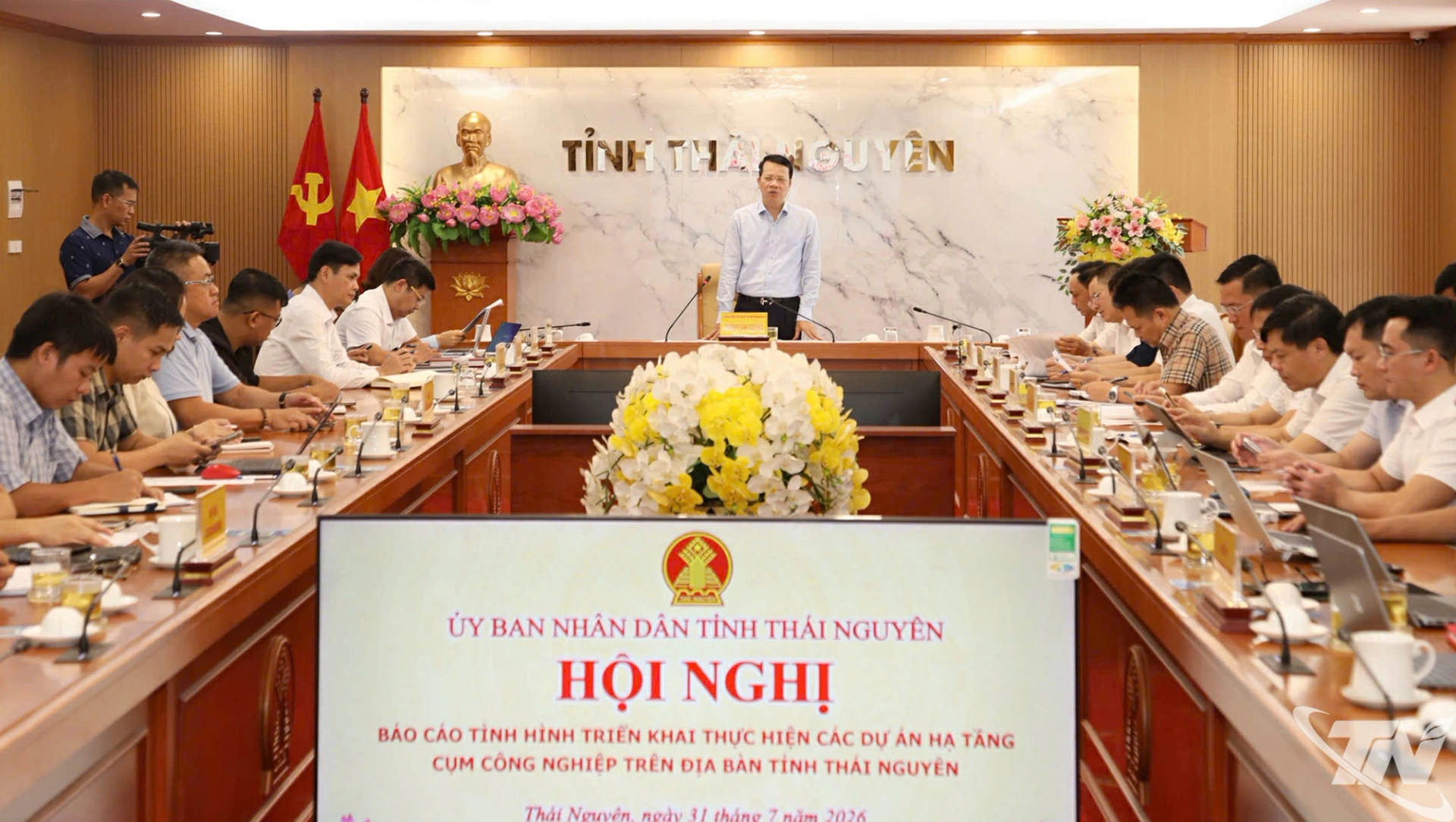 Quang cảnh cuộc họp.