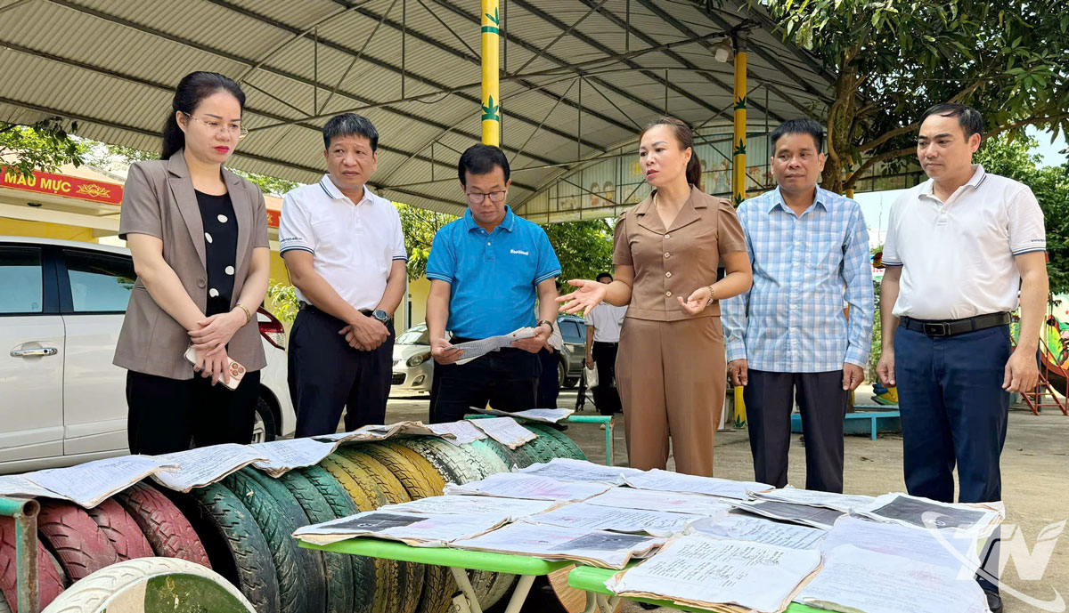 Đoàn đến thăm, động viên các thầy, cô giáo và học sinh tại Trường Mầm non Phú Thượng, xã Võ Nhai.