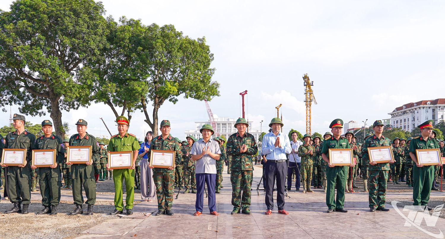 Đồng chí Bí thư Tỉnh ủy Trịnh Xuân Trường và đồng chí Chủ tịch UBND tỉnh Phạm Hoàng Sơn tặng Bằng khen cho các lực lượng vũ trang hoàn thành xuất sắc nhiệm vụ hỗ trợ tỉnh Thái Nguyên khắc phục hậu quả bão số 11.