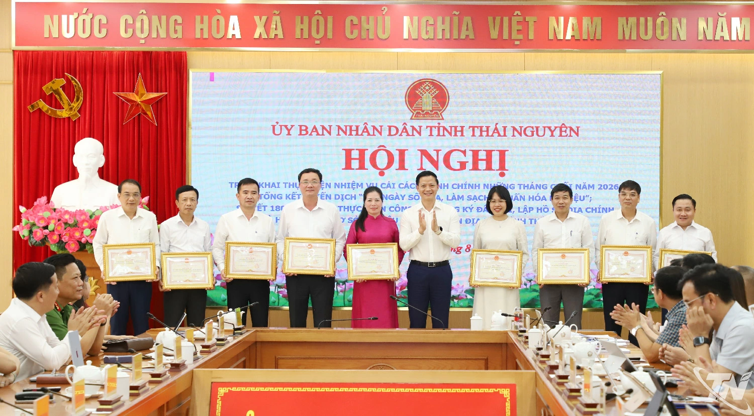 Đồng chí Chủ tịch UBND tỉnh khen thưởng các tập thể, cá nhân có thành tích xuất sắc trong triển khai thực hiện Chiến dịch 100 ngày số hóa, làm sạch, chuẩn hóa dữ liệu trên địa bàn tỉnh Thái Nguyên.