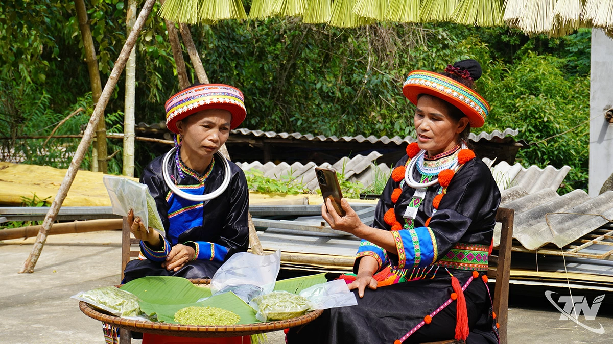  Bà Đặng Thị Thái, ở thôn Thủy Điện (xã Phủ Thông)    livestream giới thiệu sản phẩm cốm của gia đình.  