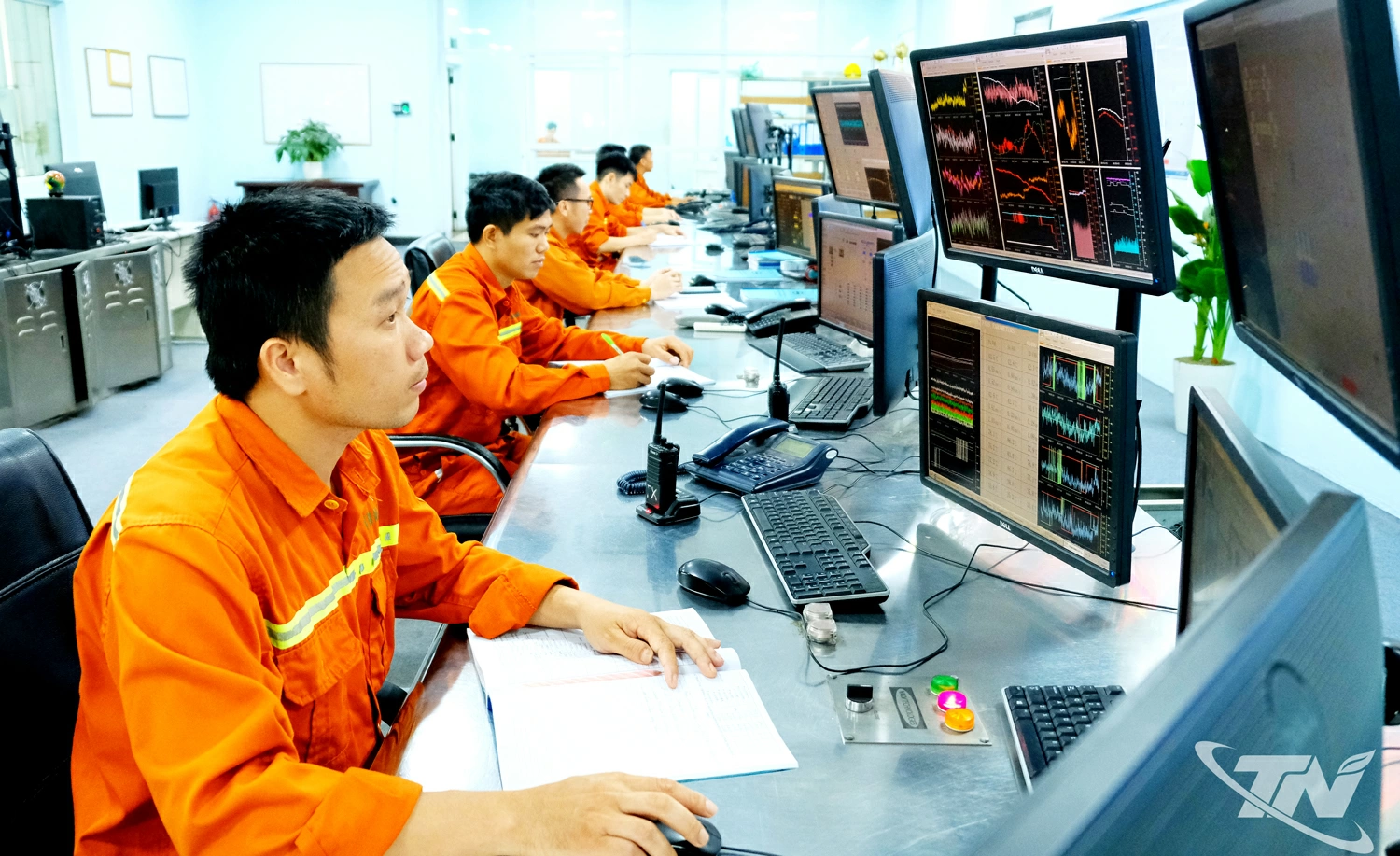 Công nhân vận hành máy móc thiết bị sản xuất tại Nhà máy nhiệt điện An Khánh I (Công ty CP Nhiệt điện An Khánh, là thành viên Hiệp hội Doanh nghiệp tỉnh).