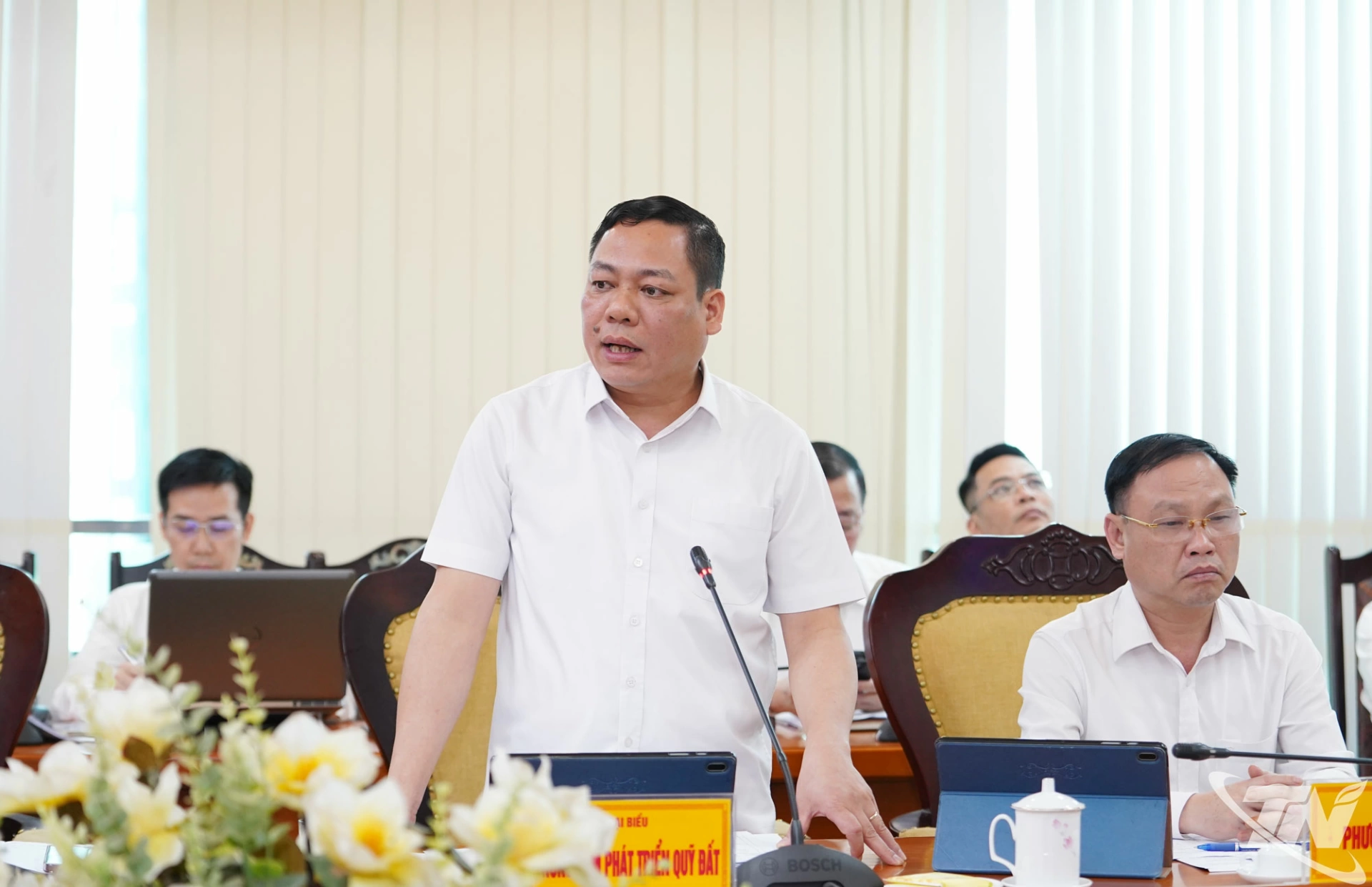 Lãnh đạo Trung tâm Phát triển quỹ đất tỉnh báo cáo tại Hội nghị.