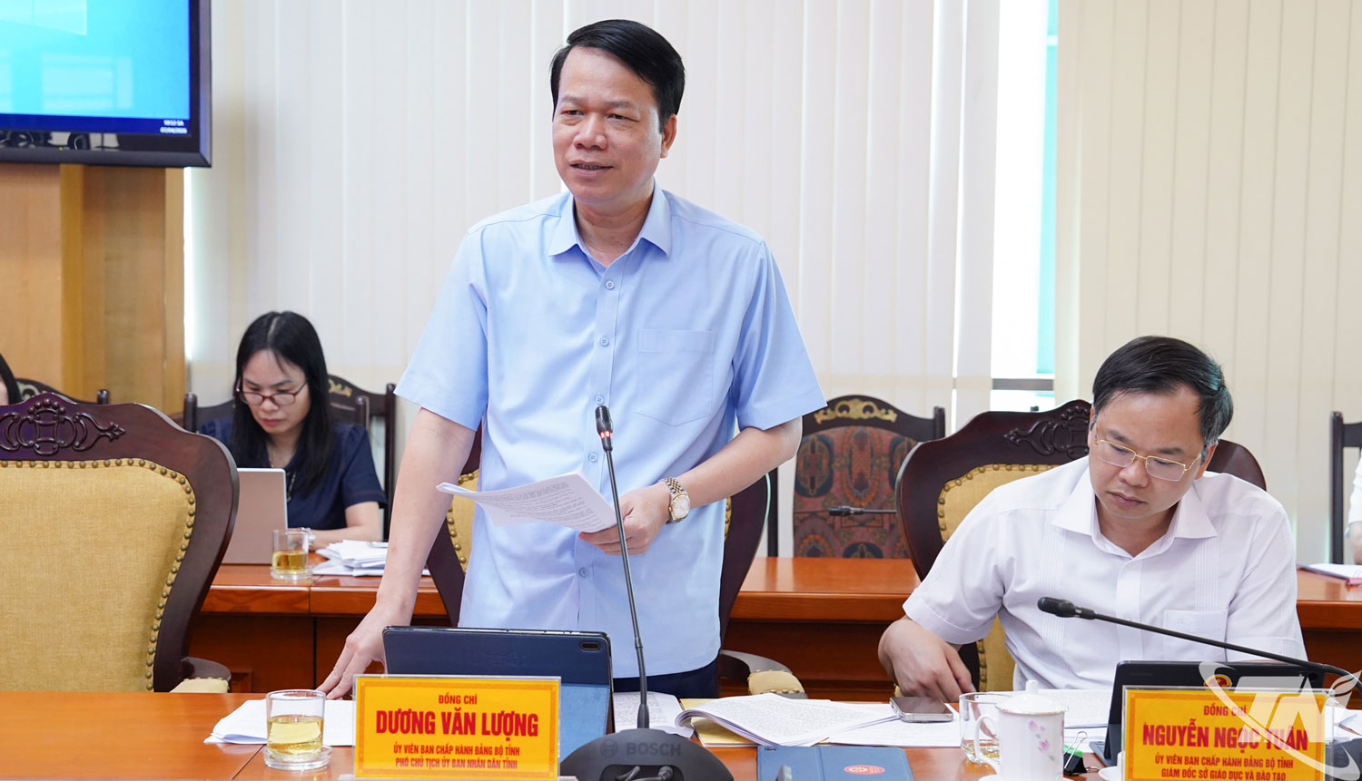 Đồng chí Phó Chủ tịch UBND tỉnh Dương Văn Lượng phát biểu tại Phiên họp.