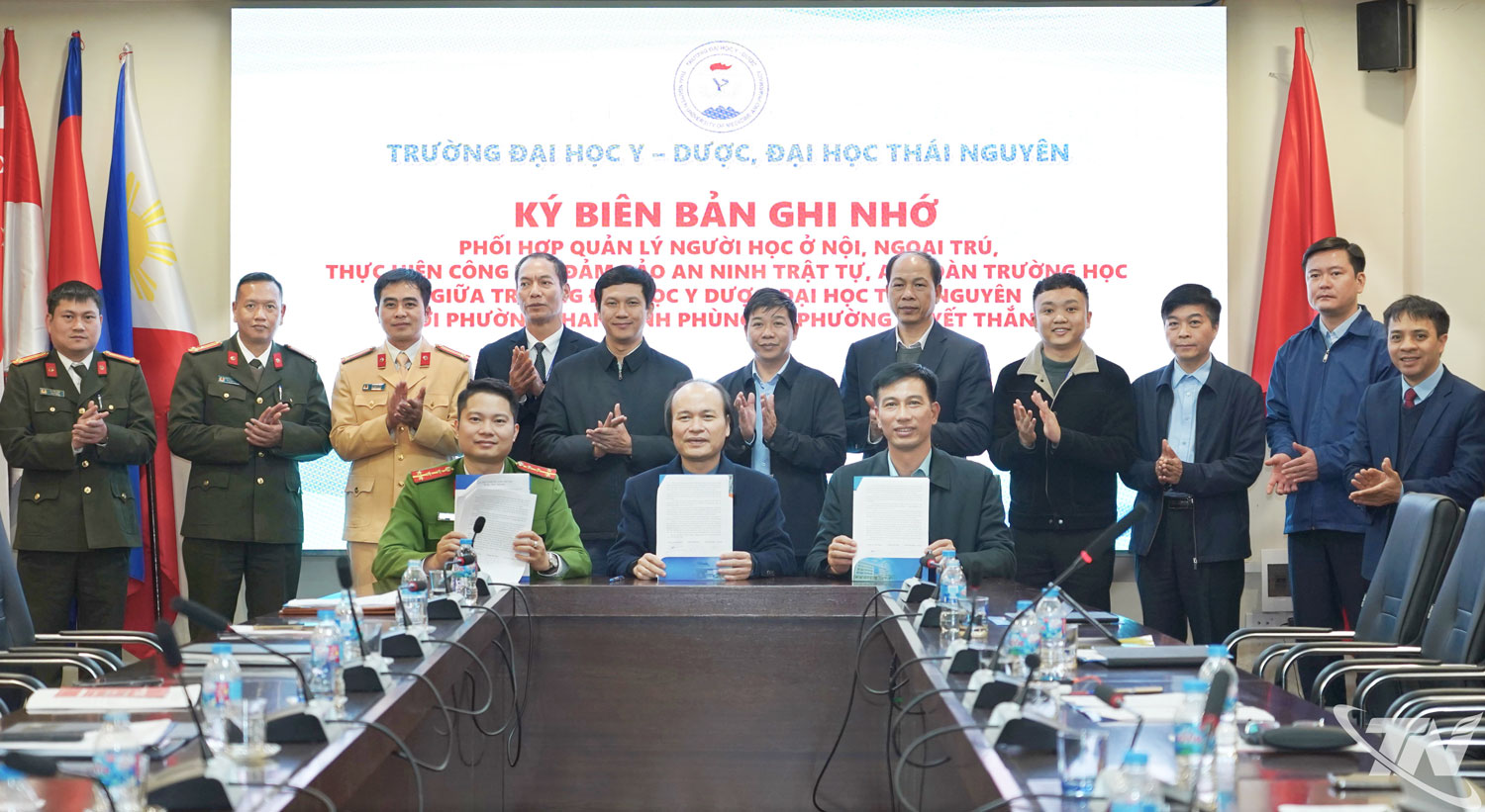 Ký kết biên bản ghi nhớ giữa Trường Đại học Y - Dược với phường Quyết Thắng.
