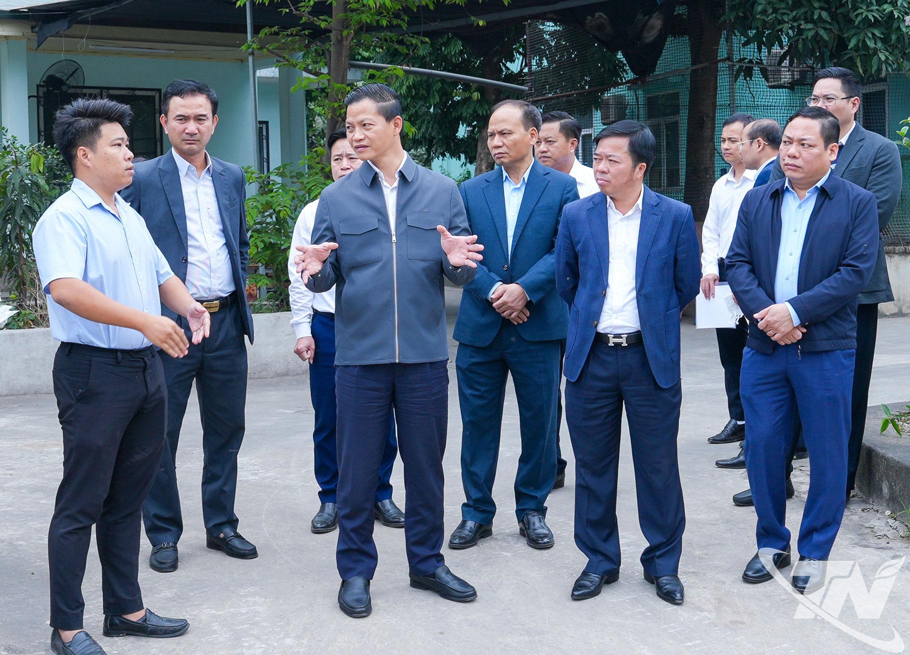 Đại diện Công ty CP Môi trường Việt Xuân Mới (ngoài cùng bên trái) báo cáo về hoạt động xử lý rác thải của đơn vị.