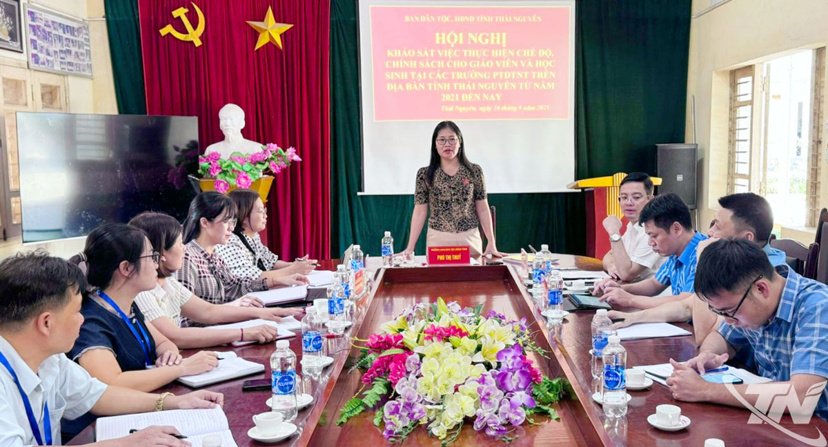 Đoàn công tác khảo sát thực tế tại Trường Phổ thông Dân tộc Nội trú Chợ Đồn