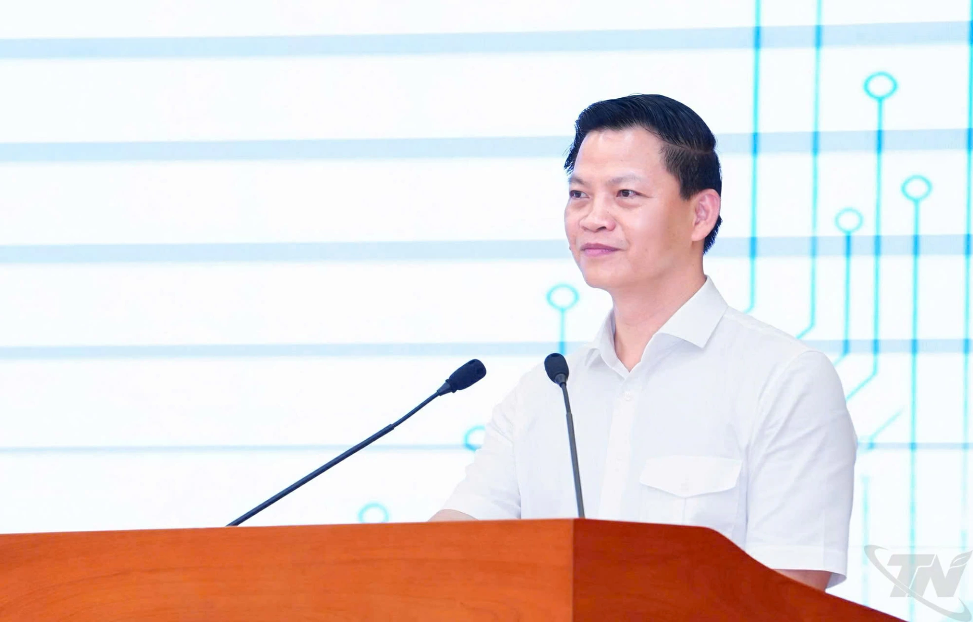 Đồng chí Vương Quốc Tuấn, Chủ tịch UBND tỉnh truyền đạt chuyên đề tại lớp bồi dưỡng.  