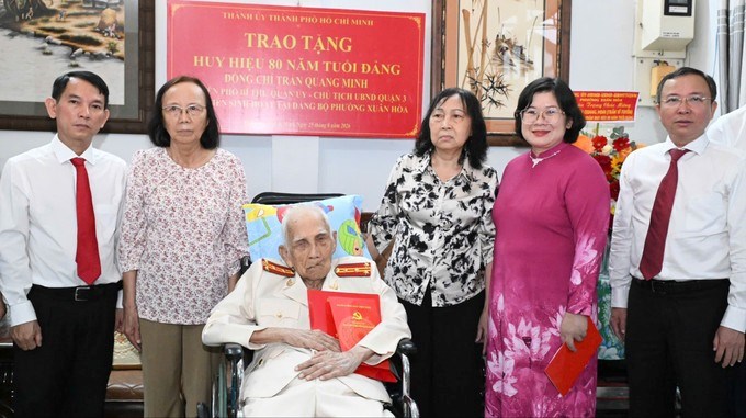 Phó Bí thư Thành ủy TPHCM Văn Thị Bạch Tuyết và lãnh đạo phường Xuân Hòa chúc mừng đồng chí Trần Quang Minh. Ảnh: VIỆT DŨNG