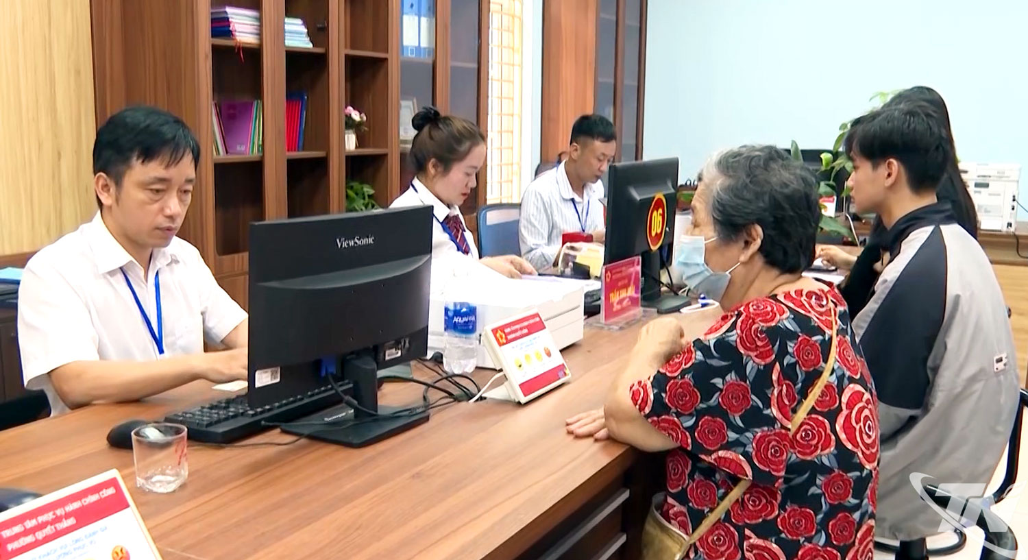 C&aacute;n bộ Trung t&acirc;m Phục vụ h&agrave;nh ch&iacute;nh c&ocirc;ng phường Quyết Thắng giải quyết thủ tục h&agrave;nh ch&iacute;nh cho người d&acirc;n.