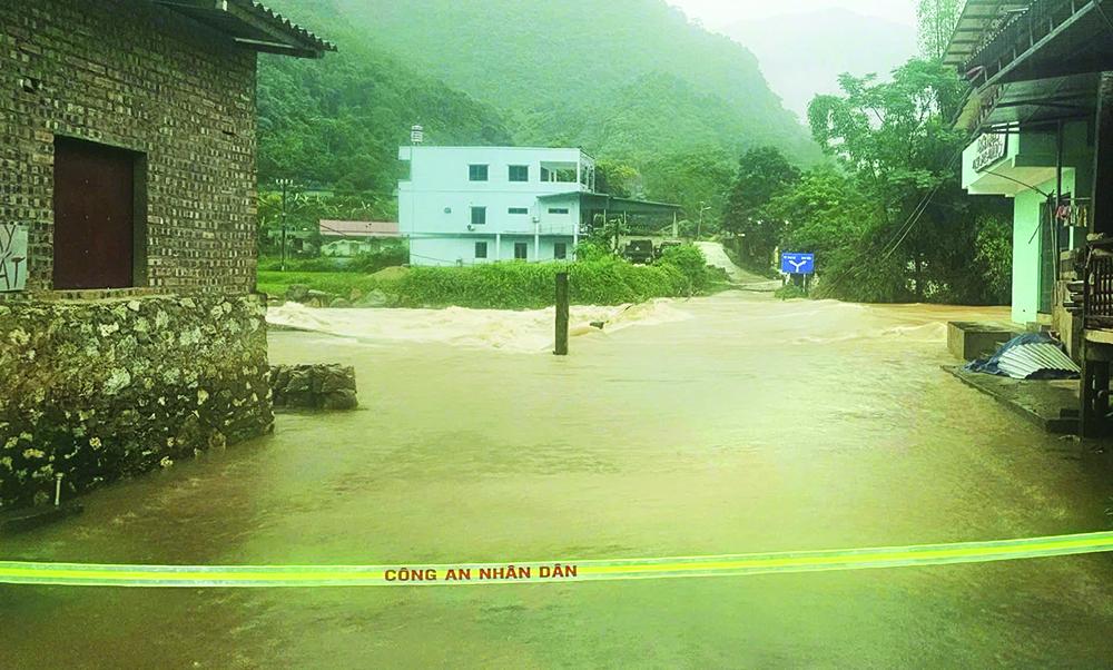 Nước dâng cao tại cầu tràn thuộc khu vực chợ Lèng, xã Đồng Phúc, chính quyền địa phương đã cảnh báo, tạm cấm người và phương tiện lưu thông để bảo đảm an toàn