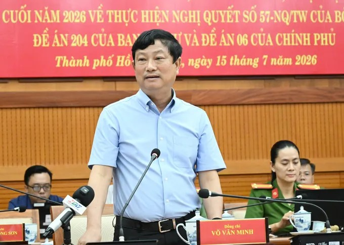 Chủ tịch HĐND TPHCM Võ Văn Minh phát biểu. Ảnh: VIỆT DŨNG