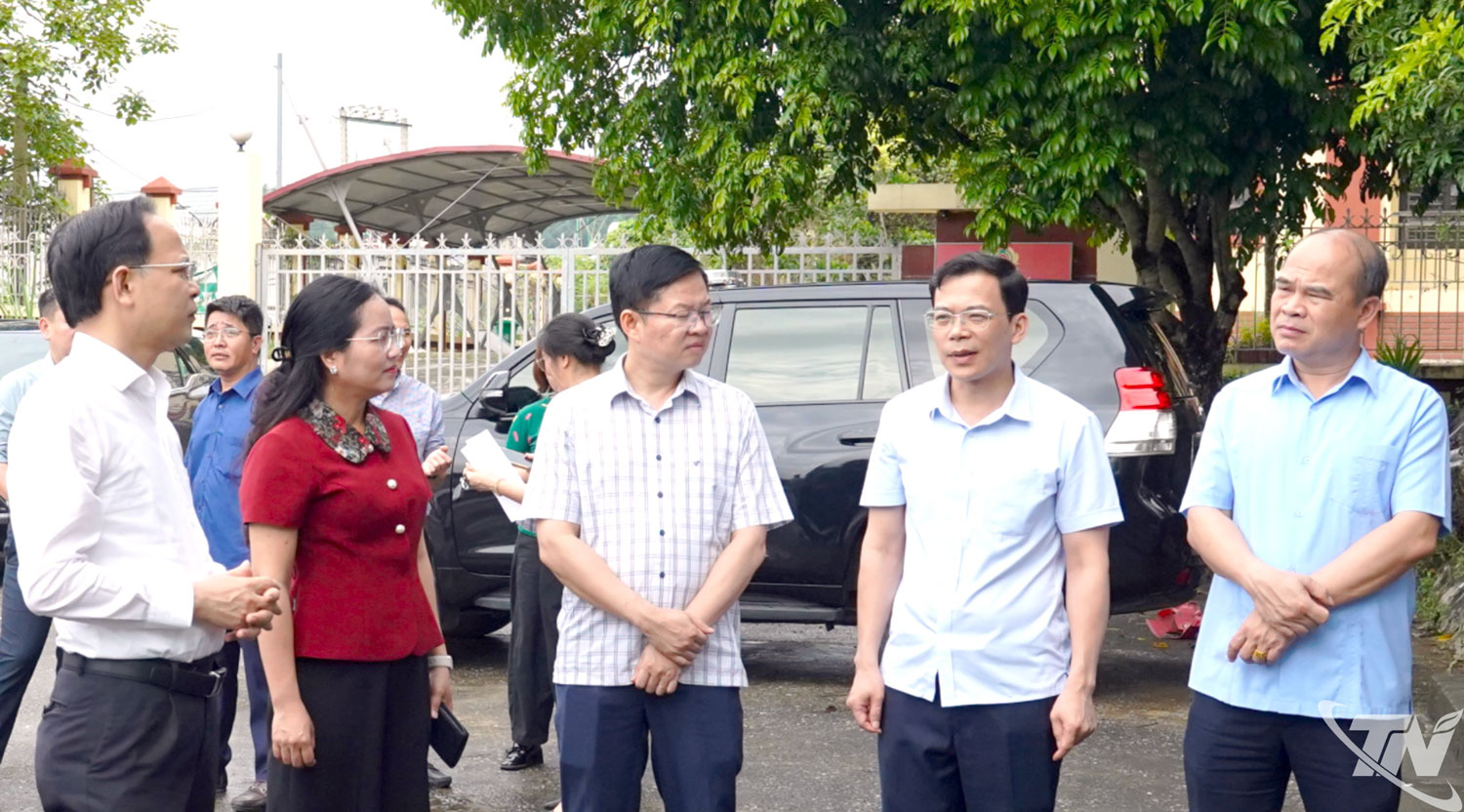 Đồng chí Đinh Quang Tuyên, Phó Bí thư Tỉnh ủy, Chủ tịch UBMTTQ Việt Nam tỉnh cùng Tổ công tác 585 kiểm tra thực tế một số cơ sở nhà, đất dôi dư sau sắp xếp đơn vị hành chính trên địa bàn phường Đức Xuân.