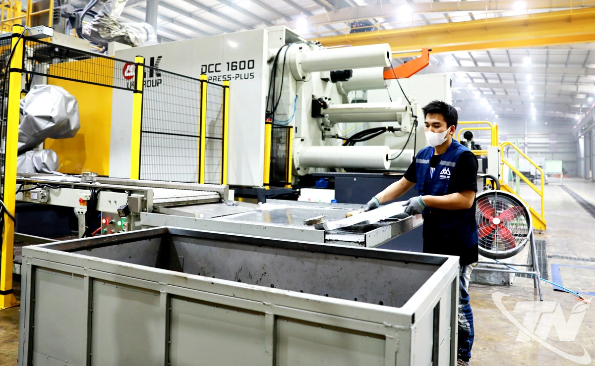 Sản xuất sản phẩm cơ khí tại Công ty TNHH BIGL Việt Bam (Khu công nghiệp Sông Công II).