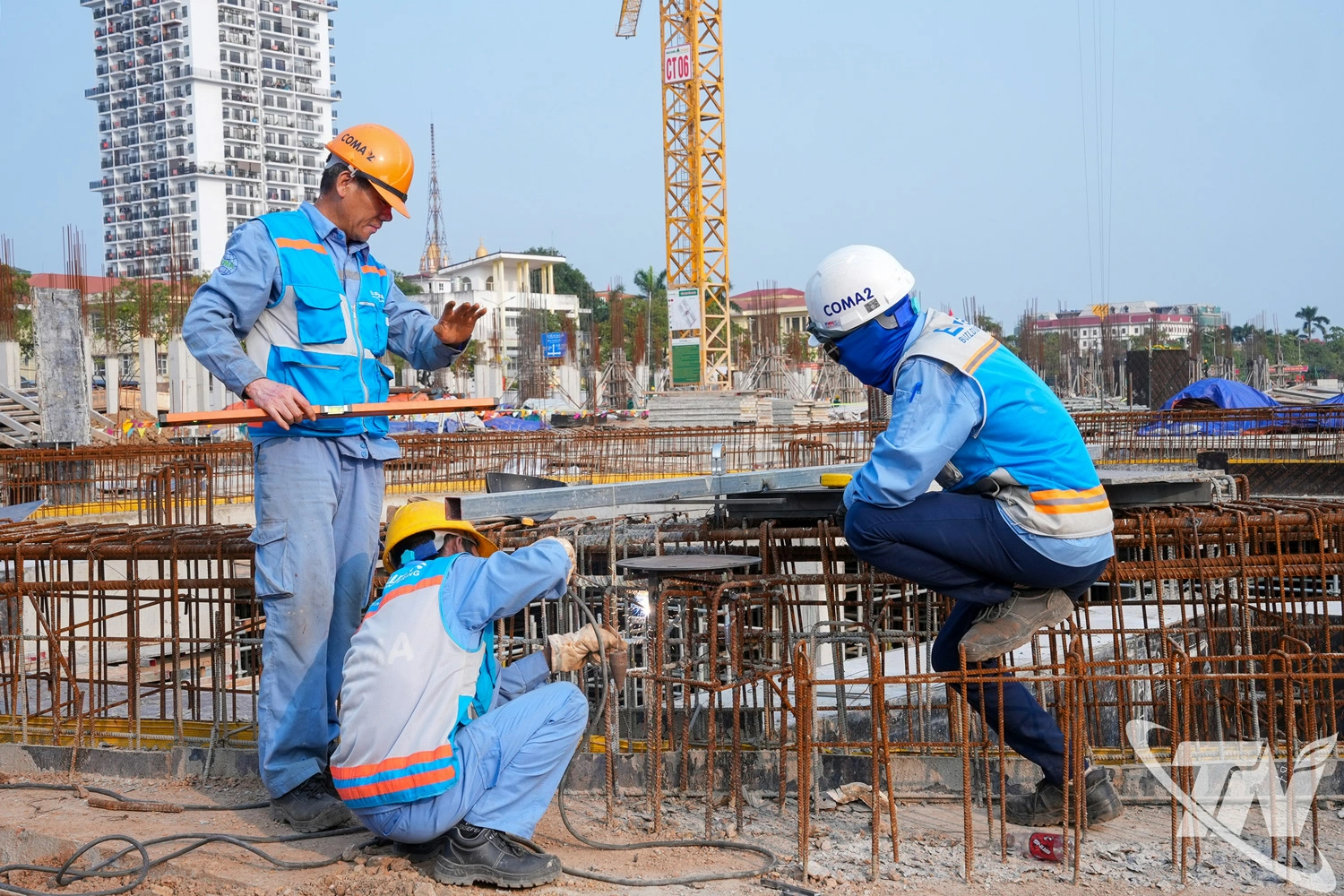 Công nhân thi công cốt pha tại khu vực cảnh quan phố đi bộ của Dự án.