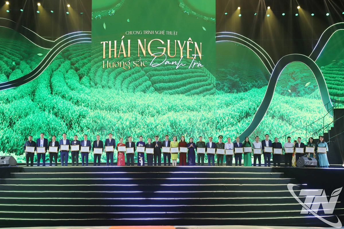 Trao chứng nhận cho các đơn vị hoàn thành xuất sắc nhiệm vụ phục vụ Lễ hội Thái Nguyên hương sắc danh trà