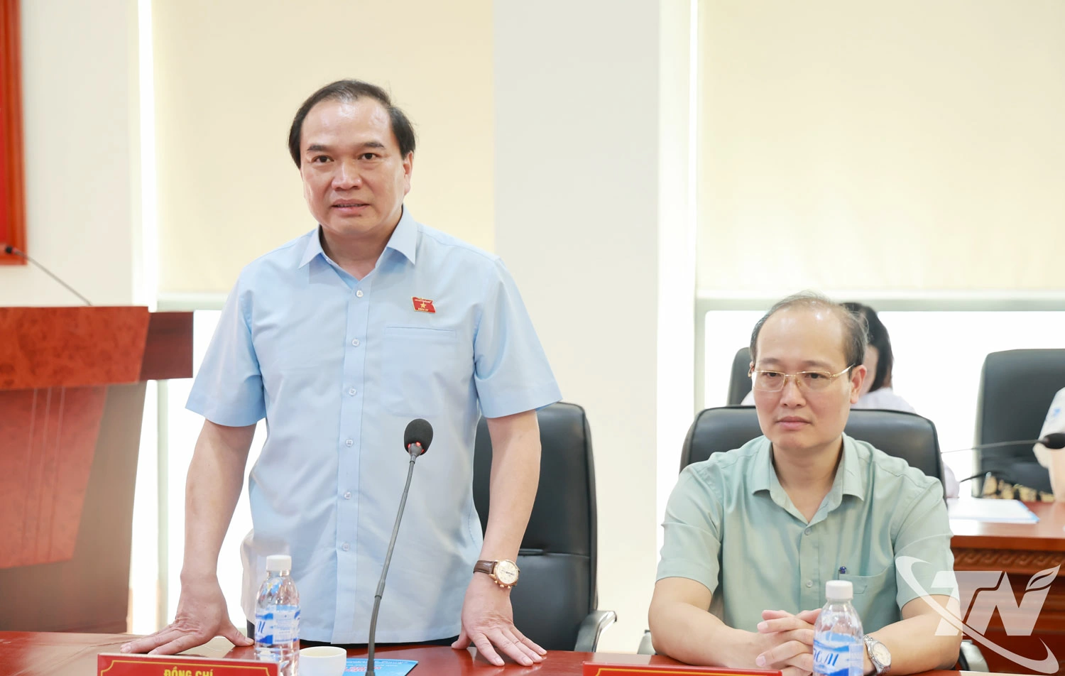 Bác sĩ Nguyễn Công Hoàng, Giám đốc Bệnh viện Trung ương Thái Nguyên, báo cáo công tác ứng trực và khắc phục hậu quả bão số 11.