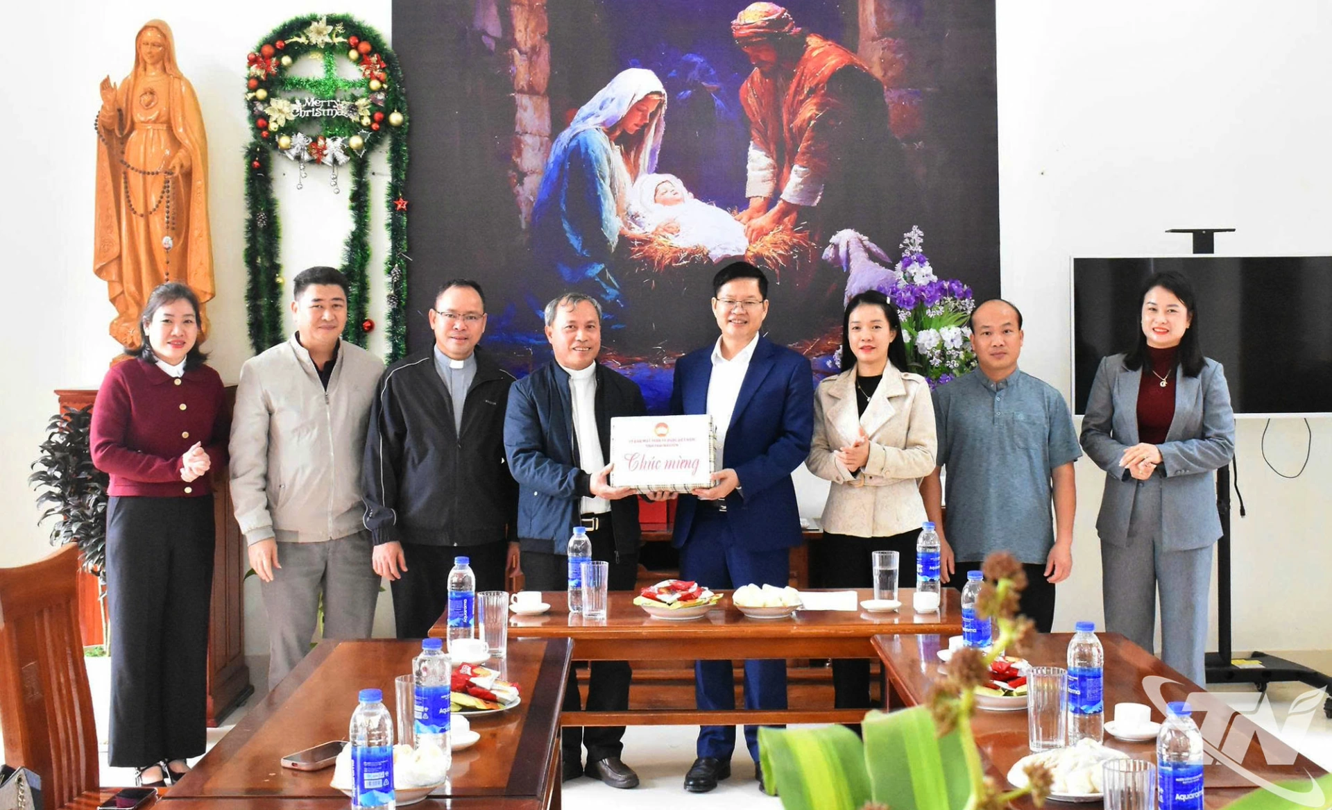 Đồng chí Đinh Quang Tuyên, Phó Bí thư Tỉnh ủy, Chủ tịch Ủy ban MTTQ tỉnh, tặng quà Giáo xứ xã Nà Phặc.