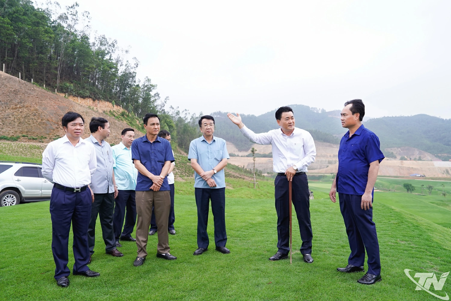 Với sự quan tâm chỉ đạo sát sao của các đồng chí lãnh đạo tỉnh, các công trình, dự án trọng điểm đang được triển khai trên địa bàn đều đảm bảo tiến độ. Trong ảnh: Đồng chí Trịnh Việt Hùng, Ủy viên dự khuyết Trung ương Đảng, Bí thư Tỉnh ủy cùng các đồng chí lãnh đạo tỉnh kiểm tra việc thực hiện một dự án sân golf trên địa bàn tỉnh.
