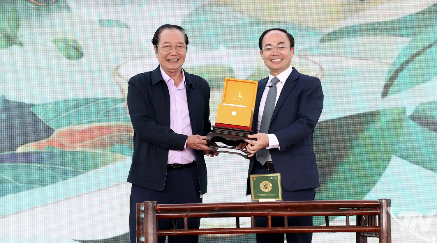 Đồng chí Nguyễn Đăng Bình, Phó Bí thư Thường trực Tỉnh ủy, Chủ tịch UBND tỉnh trao sản phẩm trà móng rồng được hái từ những cây chè cổ trên đỉnh núi Tam Đảo đấu giá thành công với mức 268 triệu đồng/100gam