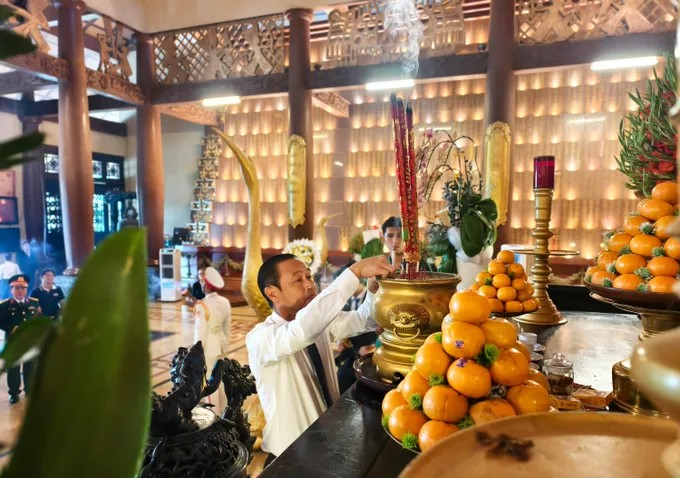 Đồng chí Huỳnh Thanh Nhân, Phó Chủ tịch HĐND TPHCM dâng hương tưởng niệm các Anh hùng liệt sĩ nhân dịp 2-9. Ảnh: NGUYỄN TÂN