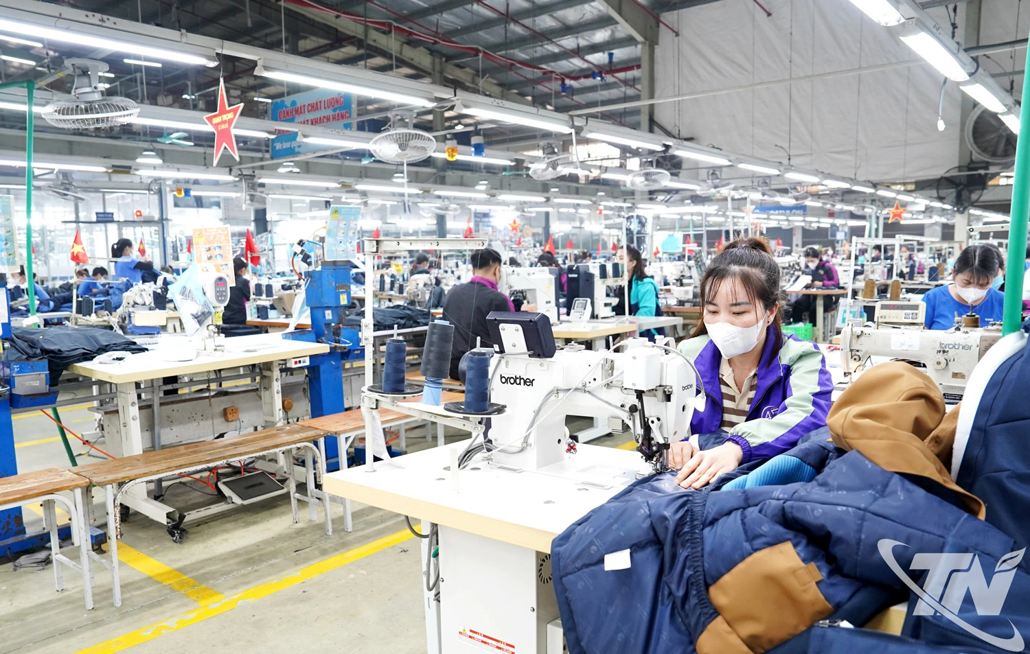 Thời gian qua, Công ty CP Đầu tư và Thương mại TNG chú trọng nâng cao năng suất, sản lượng hàng may mặc, phục vụ kịp thời các đơn hàng xuất khẩu; đồng thời bảo đảm môi trường làm việc ổn định, giúp người lao động yên tâm gắn bó lâu dài với doanh nghiệp.