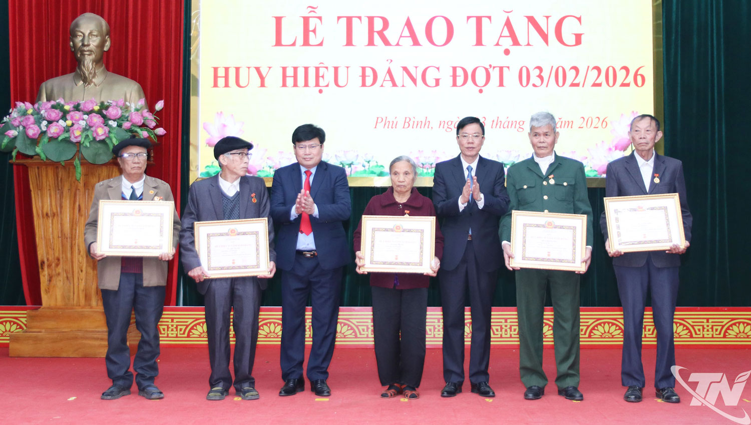 Đồng ch&iacute; Dương Văn Tiến trao Huy hiệu Đảng cho c&aacute;c đảng vi&ecirc;n x&atilde; Ph&uacute; B&igrave;nh.